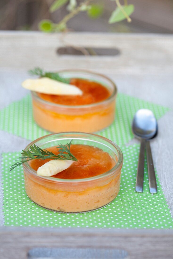 Crème brûlée aus Möhren mit Spargelspitzen und Dill