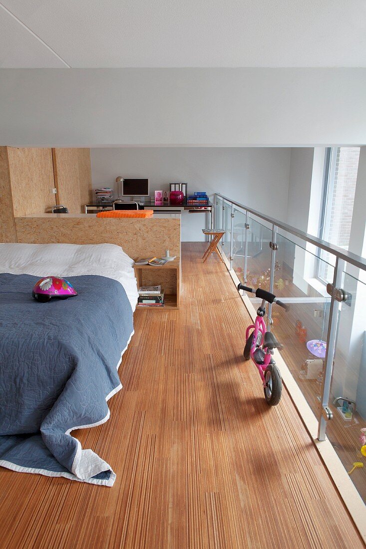 Schlafbereich und Arbeitsbereich mit Einbaumöbeln aus OSB-Platten abgetrennt, Glasbrüstung und Edelstahl-Handlauf