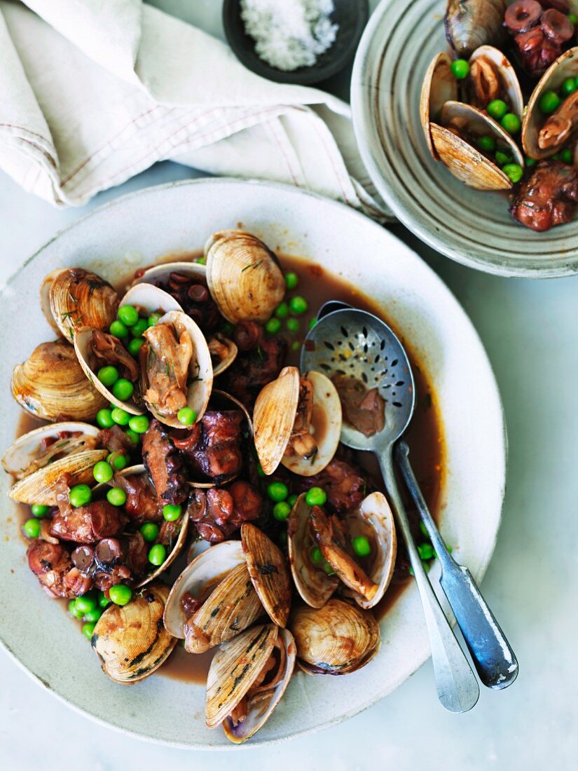 Venusmuscheln mit Anchovis und Erbsen