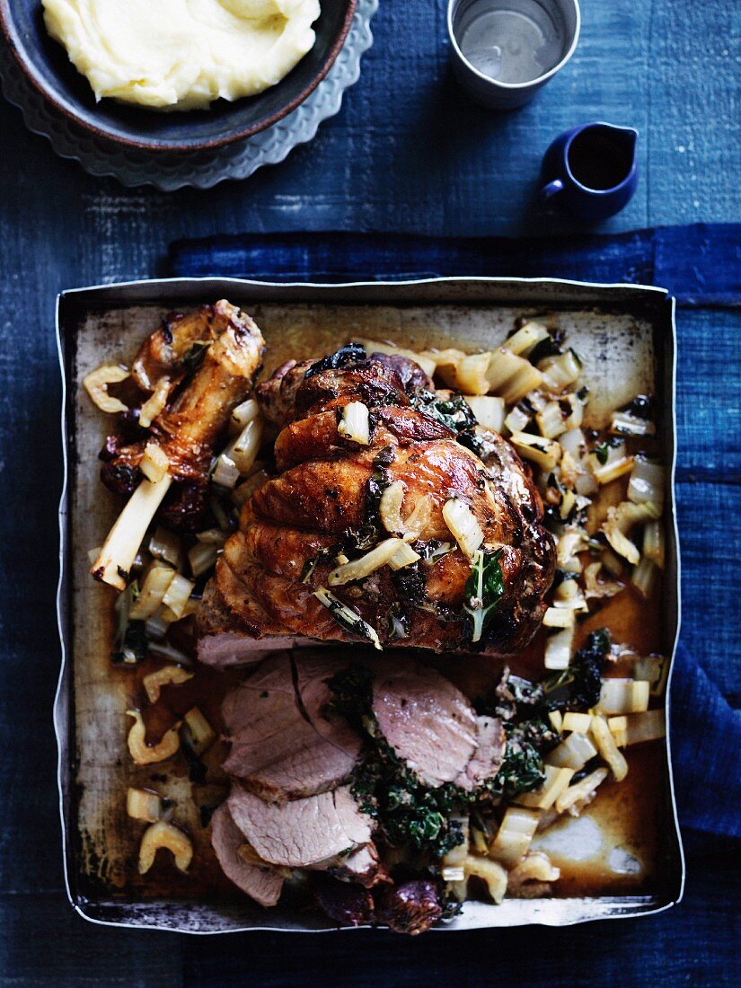 Gefüllter Lammbraten mit Anchovis und Mangold