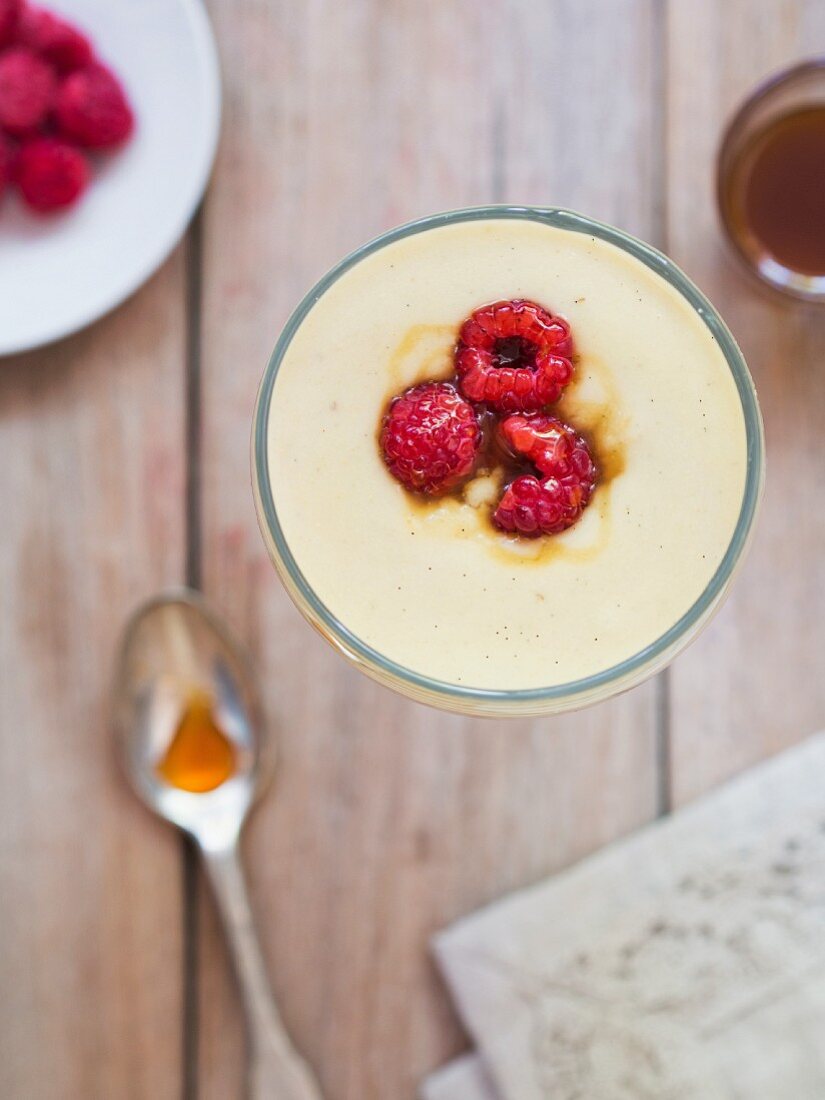 Veganer Hirsepudding mit Himbeeren