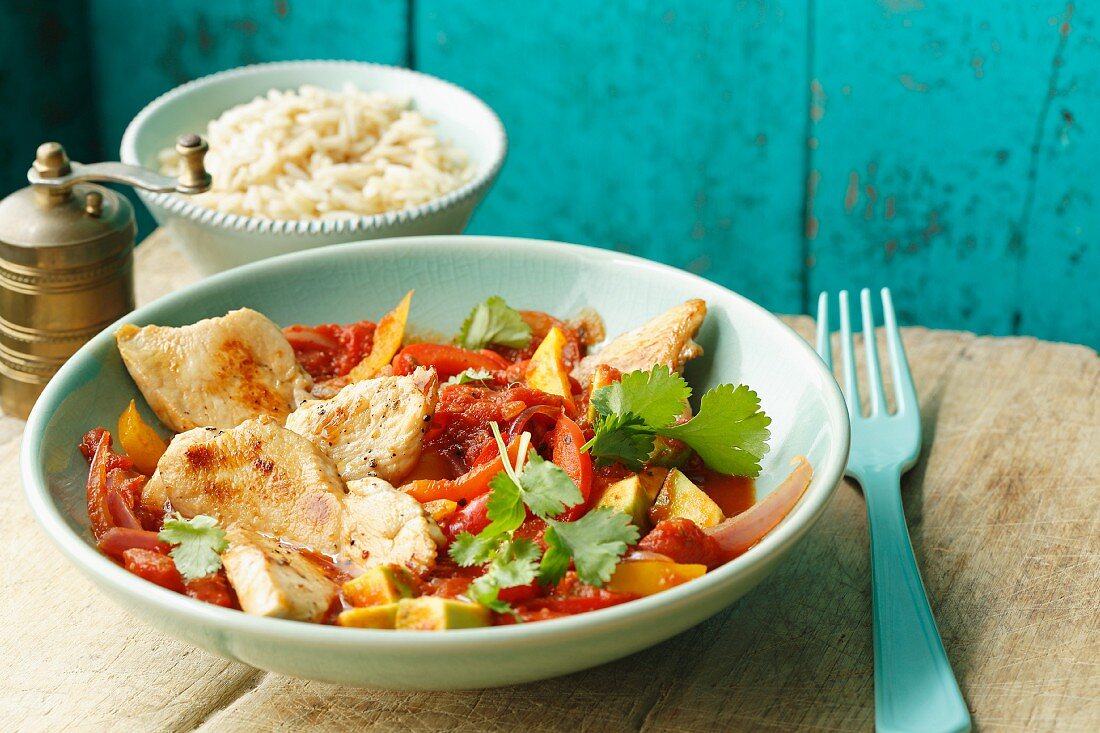 Oriental chicken breast with colourful peppers, tomatoes and avocado