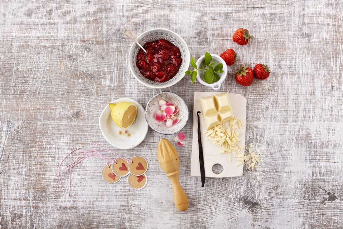Erdbeermarmelade mit Zutaten für verschiedene Geschmacksvariationen