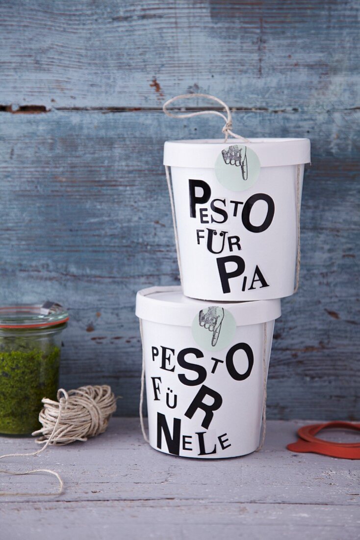 Pesto in labelled soup-to-go cups as a gift
