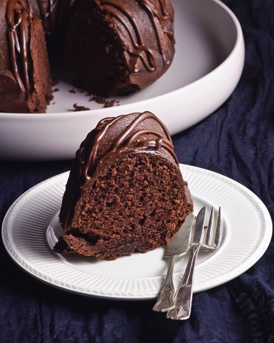 Stück aus einem angeschnittenen Schokoladenkuchen