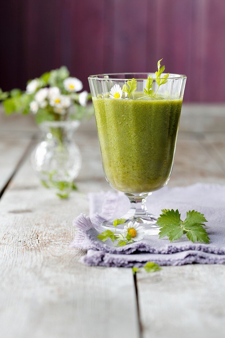 A smoothie made from young May leaves, pears and acacia honey