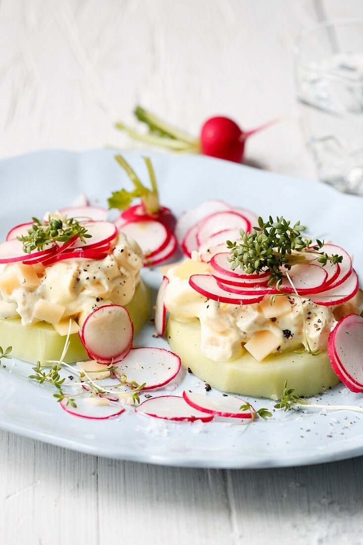 Kohlrabi slices with cheese quark and fresh radishes