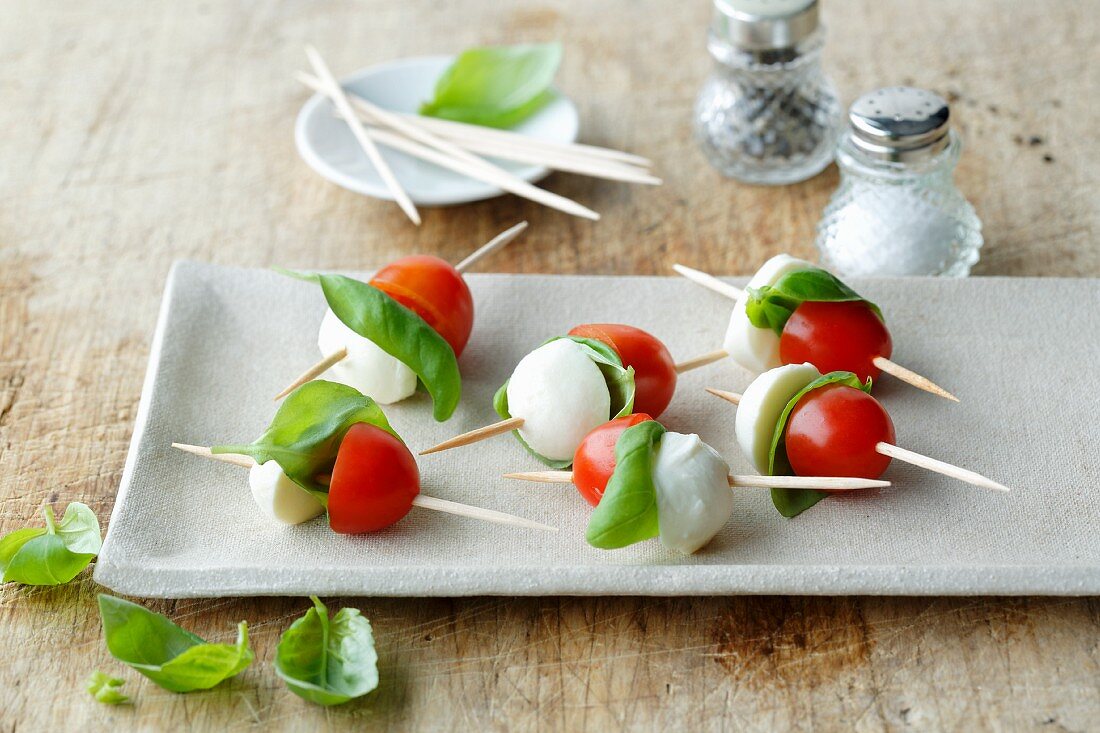 Kleine Tomaten-Mozzarella-Spiesse mit Basilikum