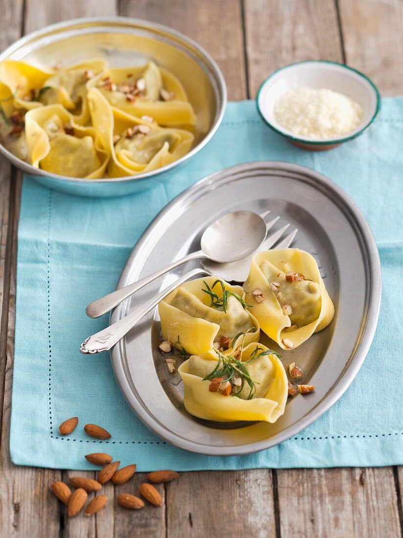 Tortelloni with goose liver and almonds