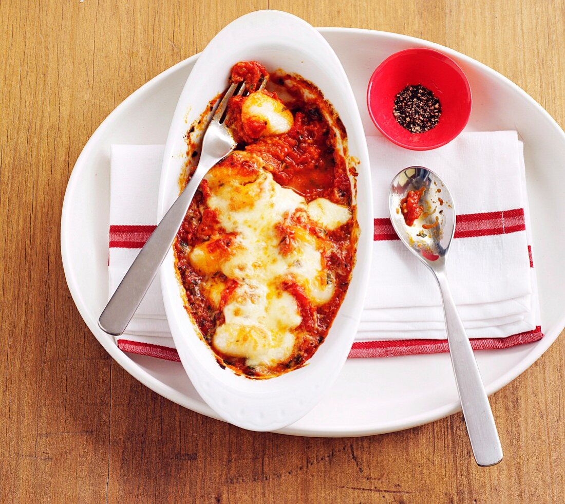 Gnocchi gratin with spicy tomato sauce