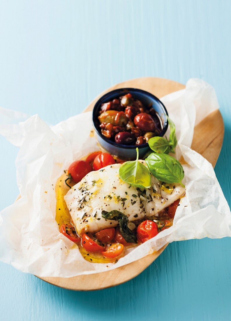 Fisch im Pergamentpapier mit Tomaten, Basilikum und Oliven