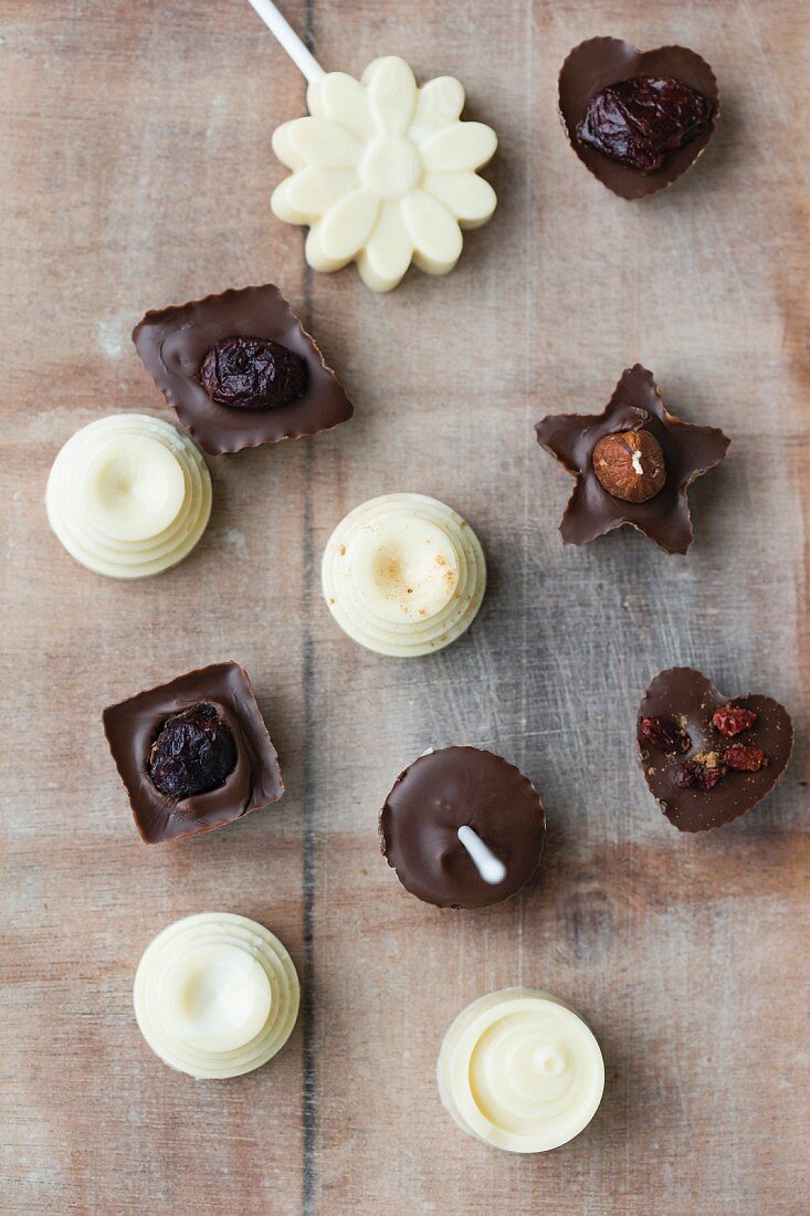 Selbstgemachte Pralinen mit Trockenfrüchten und Schokolade am Stiel