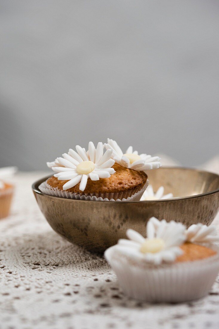 Cupcakes mit Blüten aus Zuckerpaste