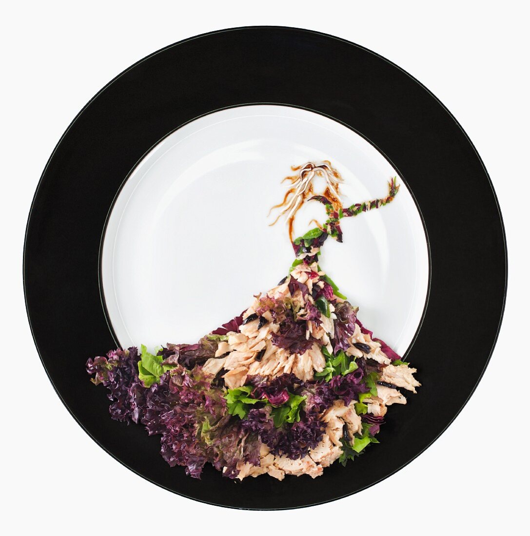 Fashion Food: tuna fish salad with rocket, lollo rosso lettuce and olives