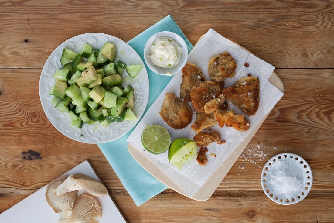 Frittierte Austernpilze mit Avocado-Gurkensalat und Limettenmayonnaise