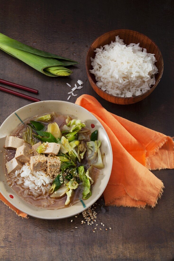 Vegane Misosuppe mit Tofu, Spitzkohl und geröstetem Sesam