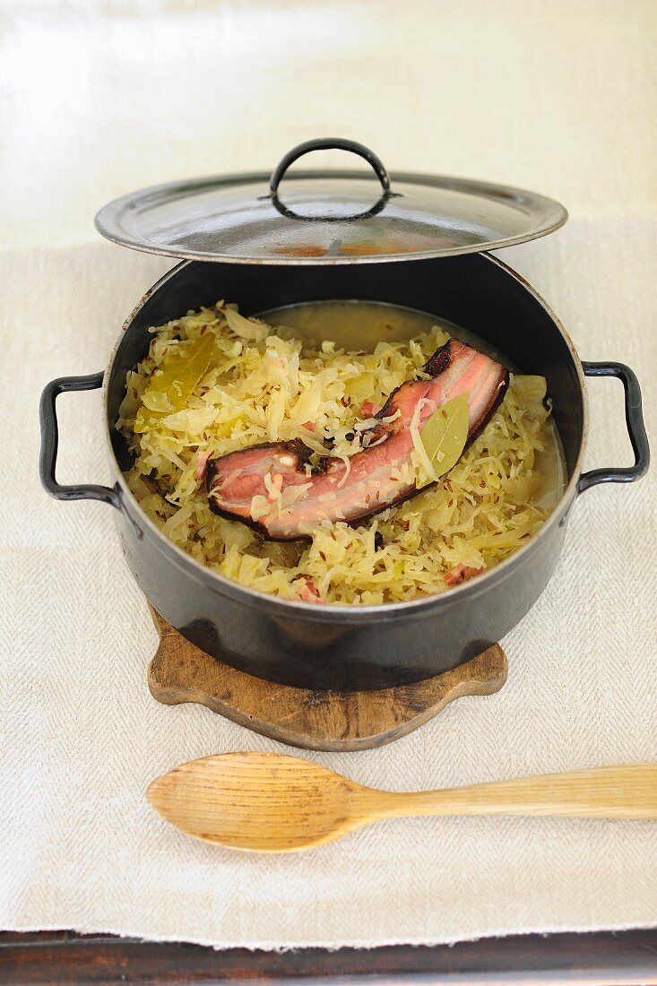 Sauerkraut mit Speck im Kochtopf