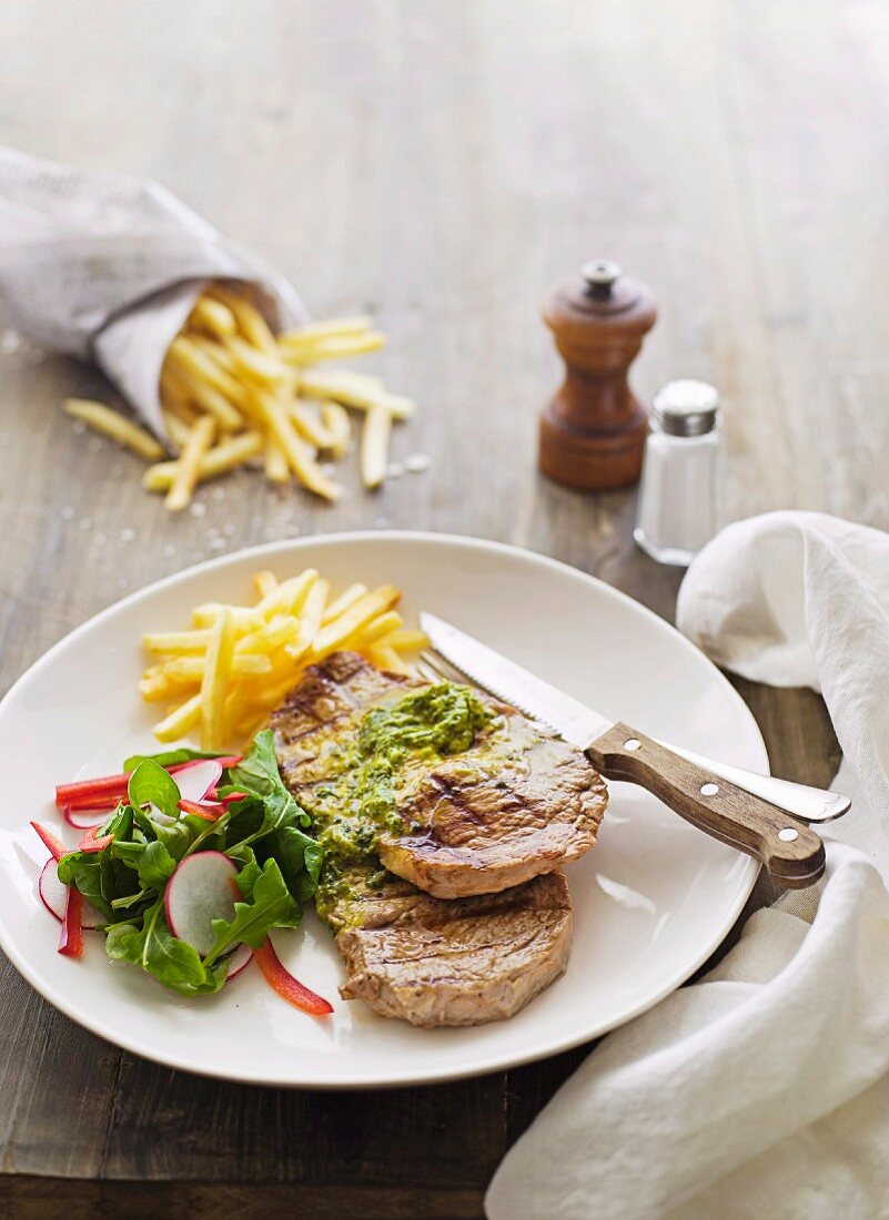 Minutensteaks mit Kräuterbutter, Salat und Pommes frites