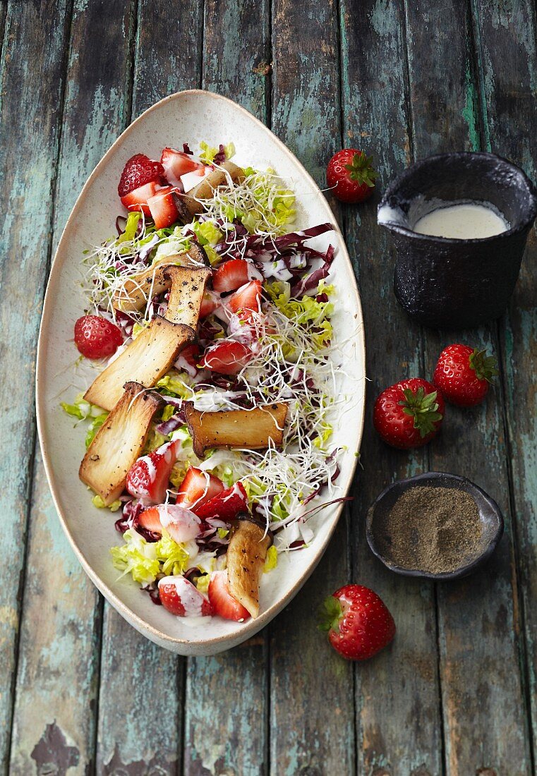 Radicchiosalat mit Erdbeeren, Kräuterseitlingen und Alfalfasprossen