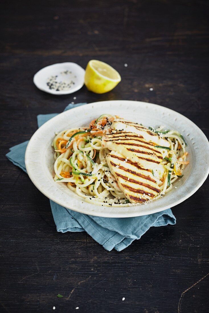 Vegetable noodles with sesame seeds and grilled halloumi
