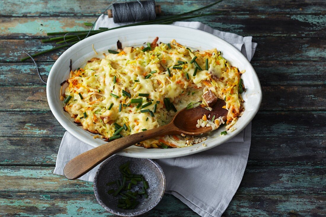 Auflauf aus geraspeltem Gemüse, Weizen und Räuchertofu