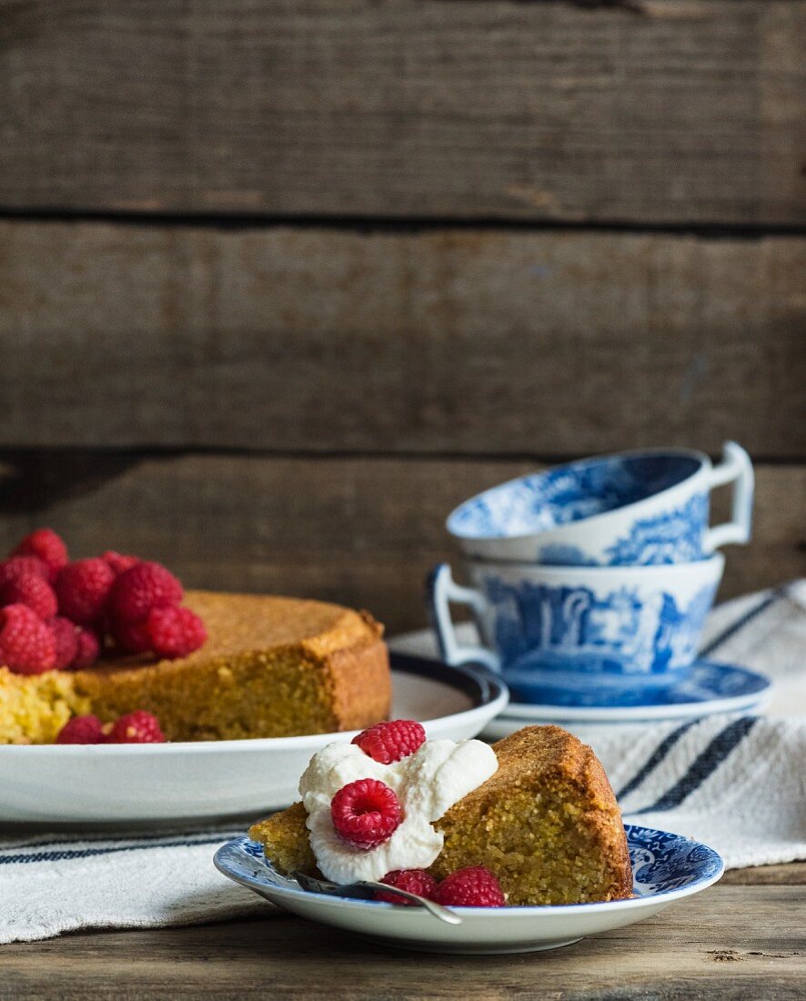 Olivenölkuchen mit Himbeeren und Sahne, angeschnitten