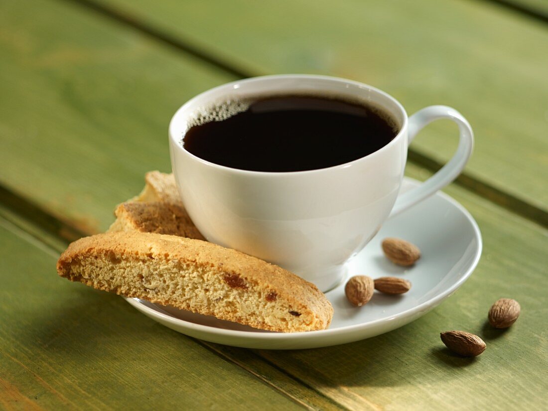 Mandelbiscotti und Kaffeetasse