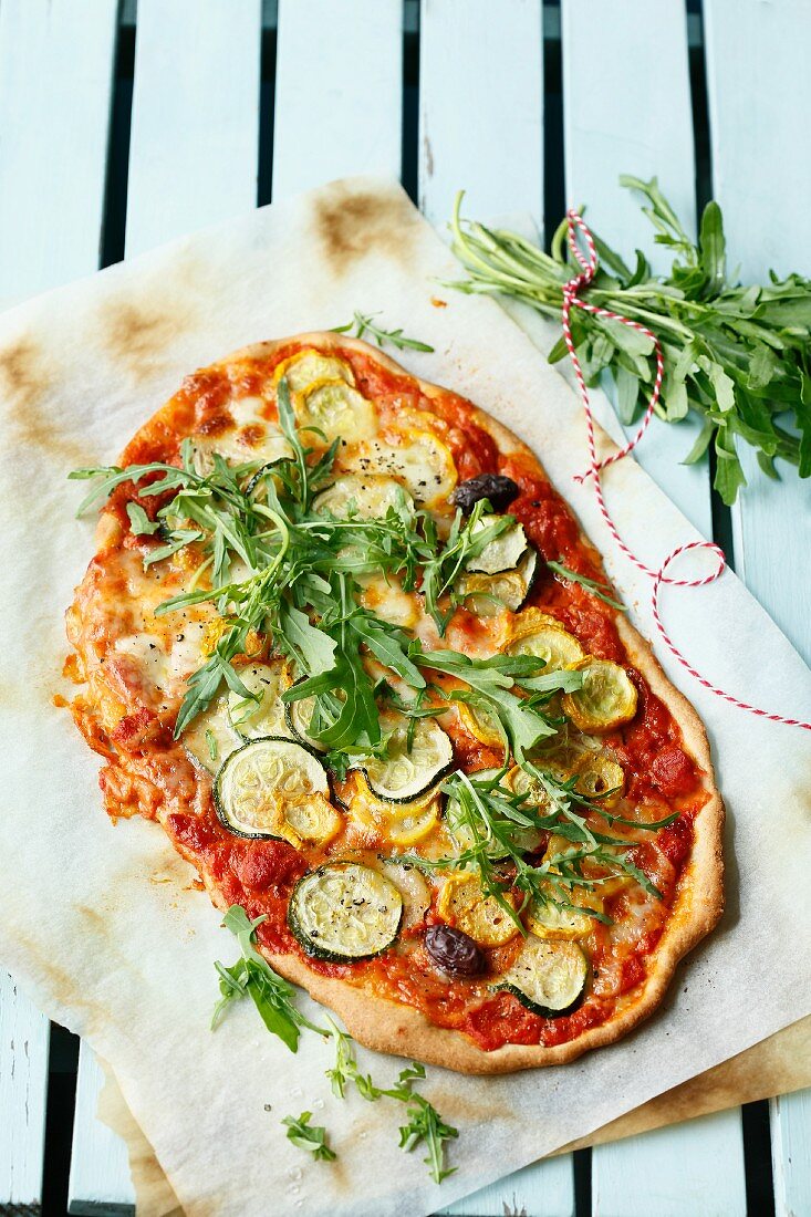 Vegetarische Pizza mit Rucola und Zucchini