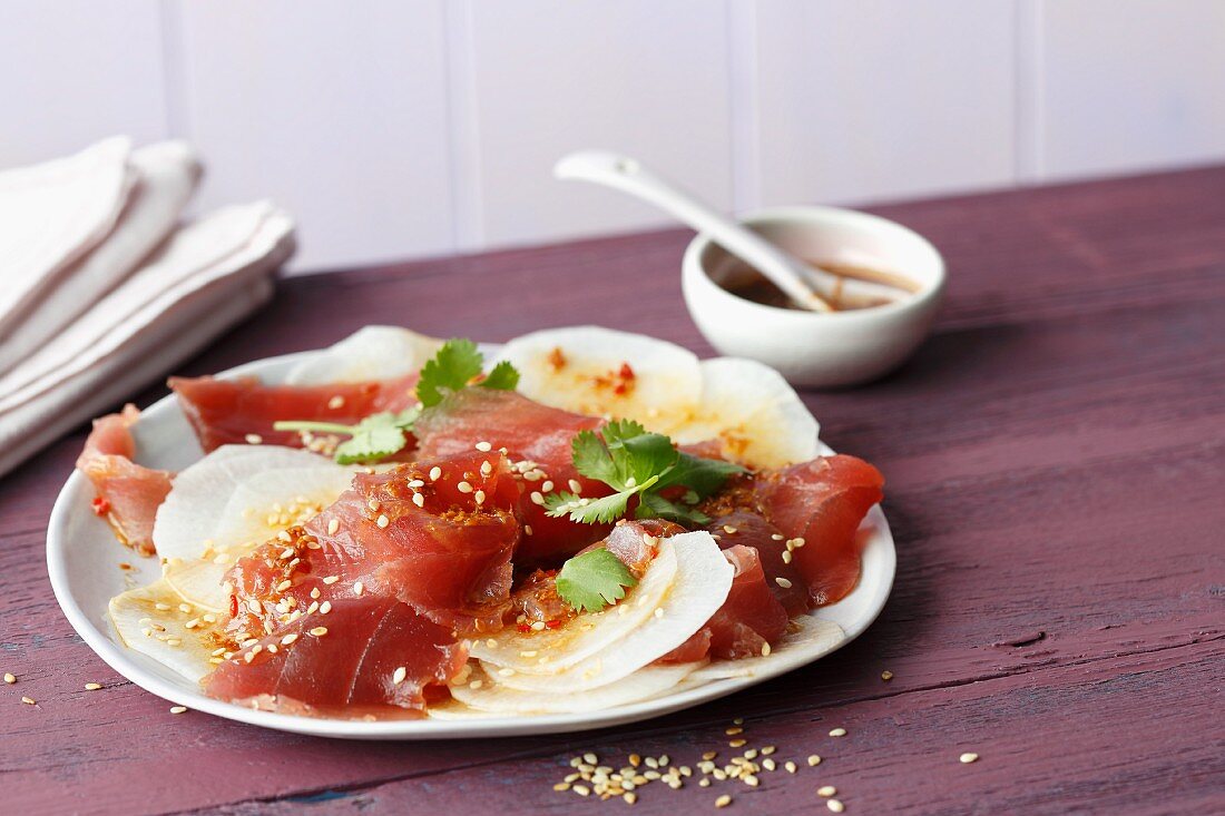 Schnelles Thunfisch-Carpaccio mit Rettich und Ingwer