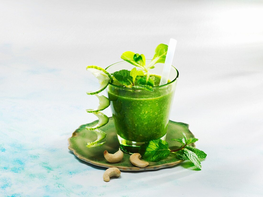 A cucumber and mint smoothies with lamb's lettuce and cashew nuts