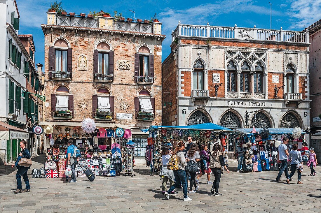 Strada Nova, tourist and street stalls, Venice, Italy
