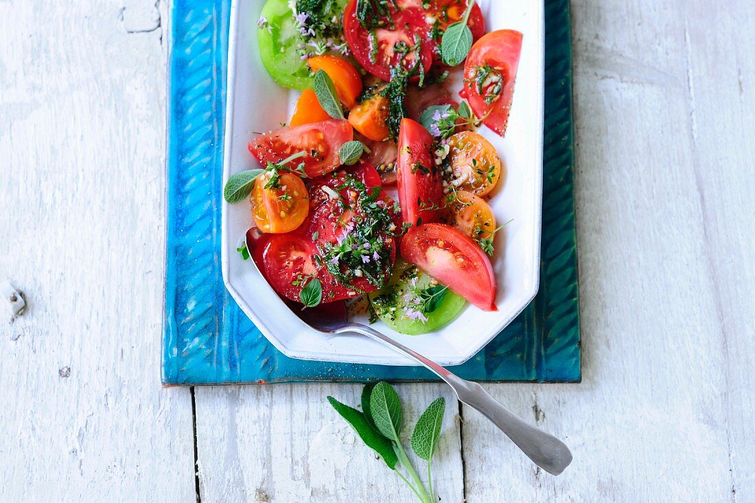 Tomatensalat mit frischen Kräutern
