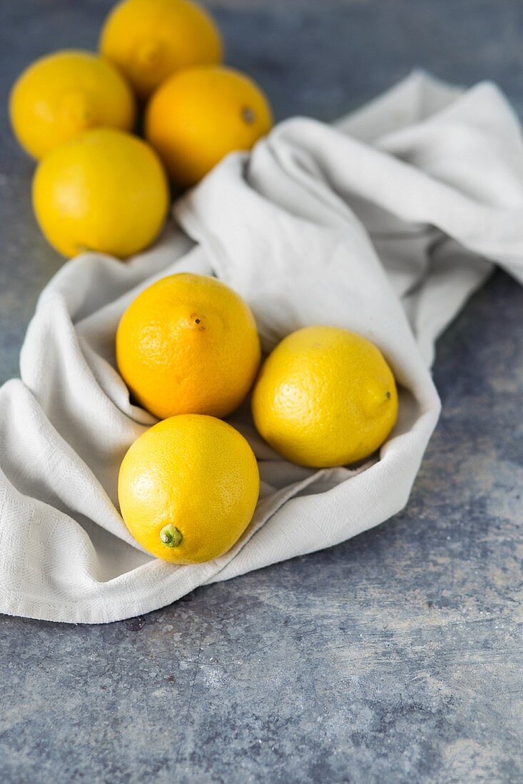 Stillleben mit Zitronen auf Tuch