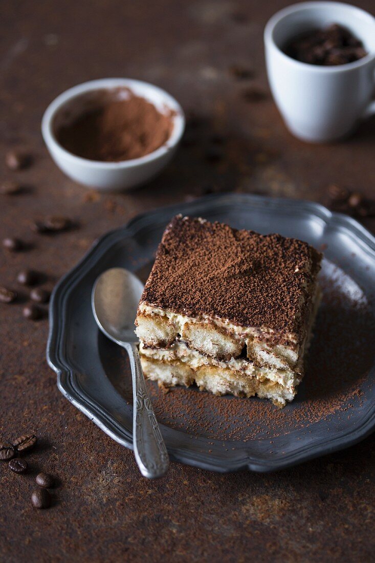 Ein Stück Tiramisu auf Teller