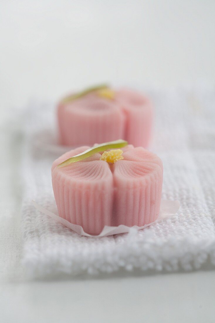 Pflaumenblüten-Wagashi (Ume) aus Japan