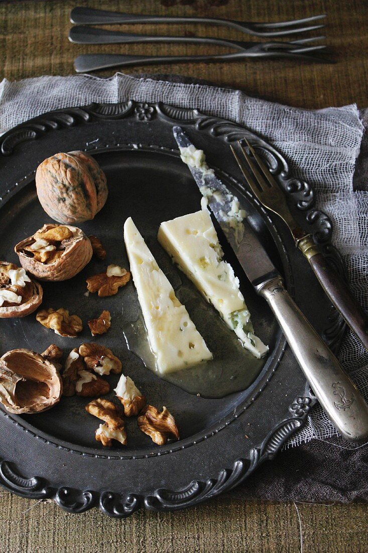 Roquefort und Walnüsse auf Zinnteller