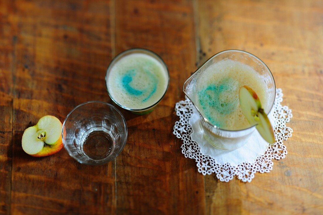 Isarwasser (Biercocktail mit Blue Curacao)