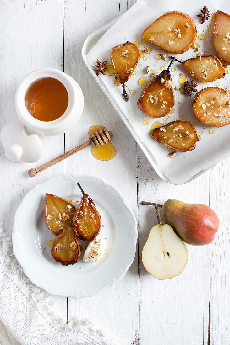 Baked pears with honey (seen from above)