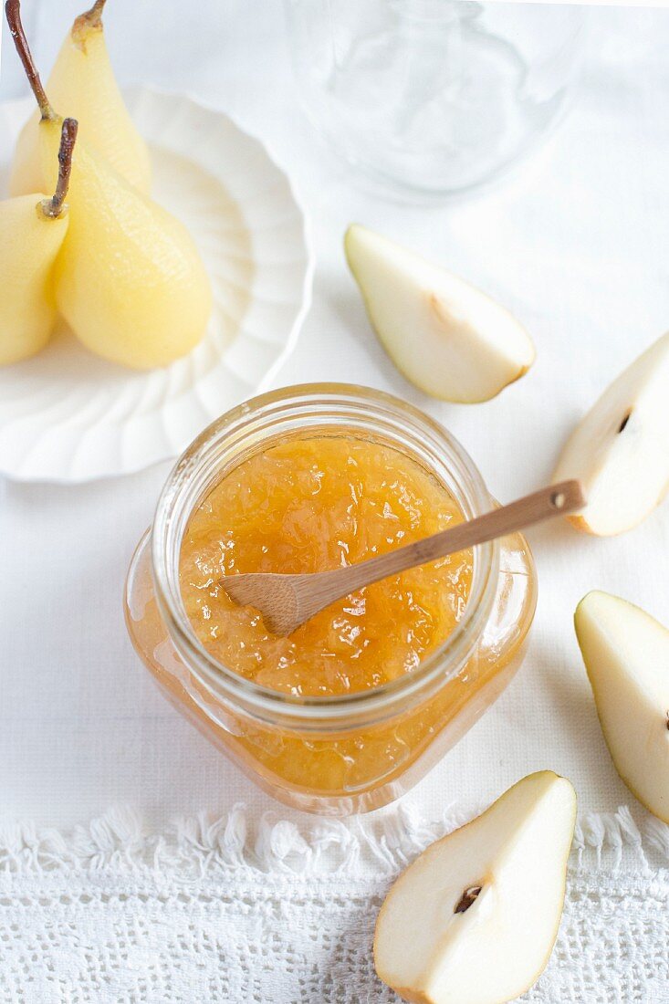 Birnenmarmelade im Glas mit Löffel