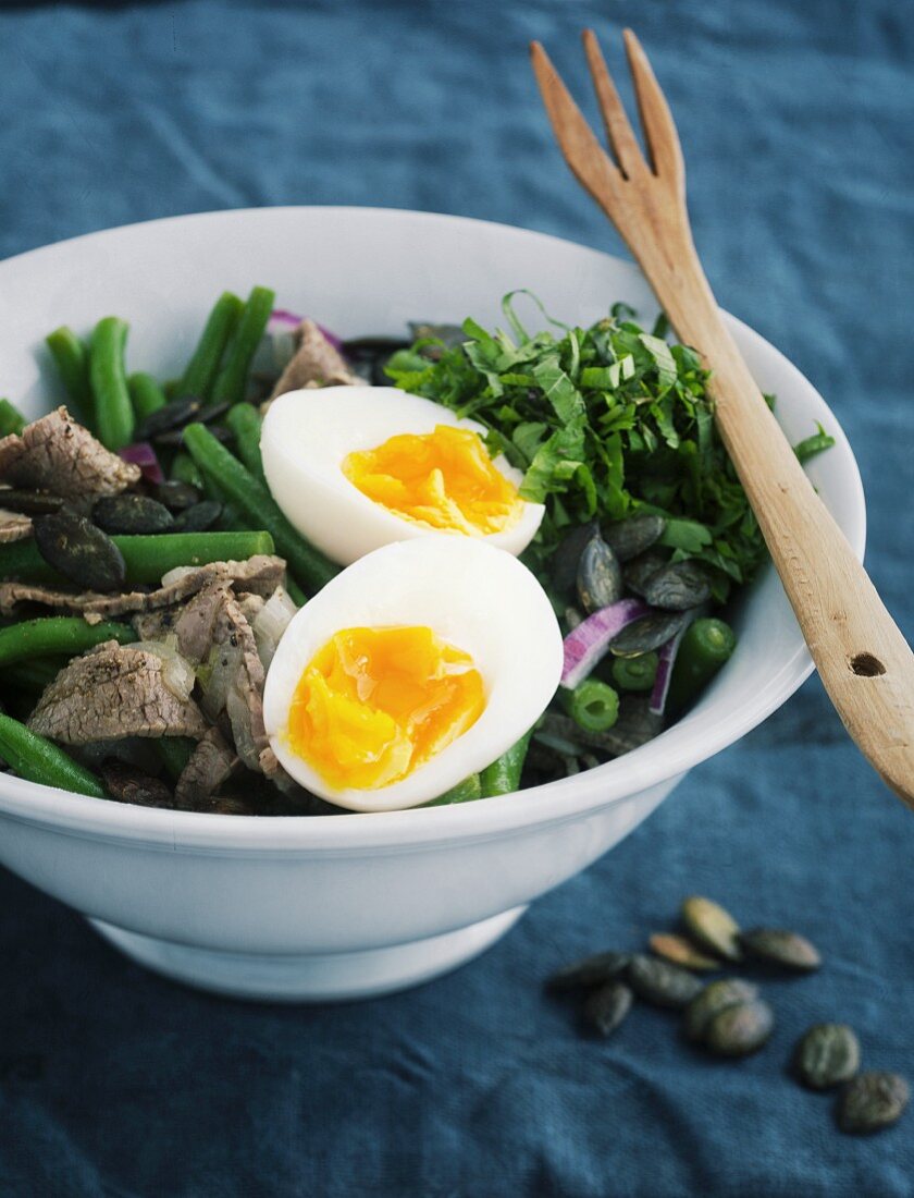 Bohnensalat mit Rindfleisch und hartgekochtem Ei