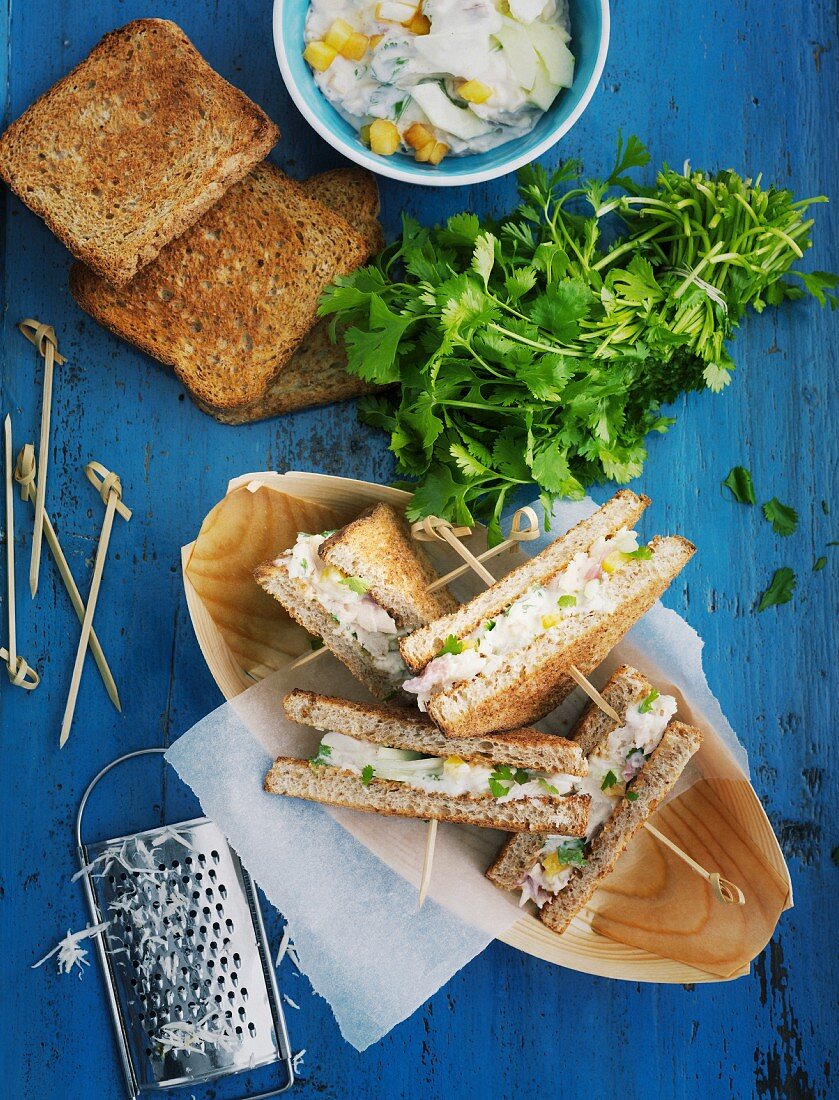Sandwiches mit geräuchertem Fisch auf blauem Holztisch