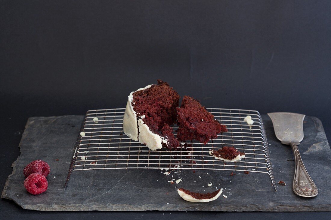 Ein Stück Red Velvet Cake auf Kuchengitter