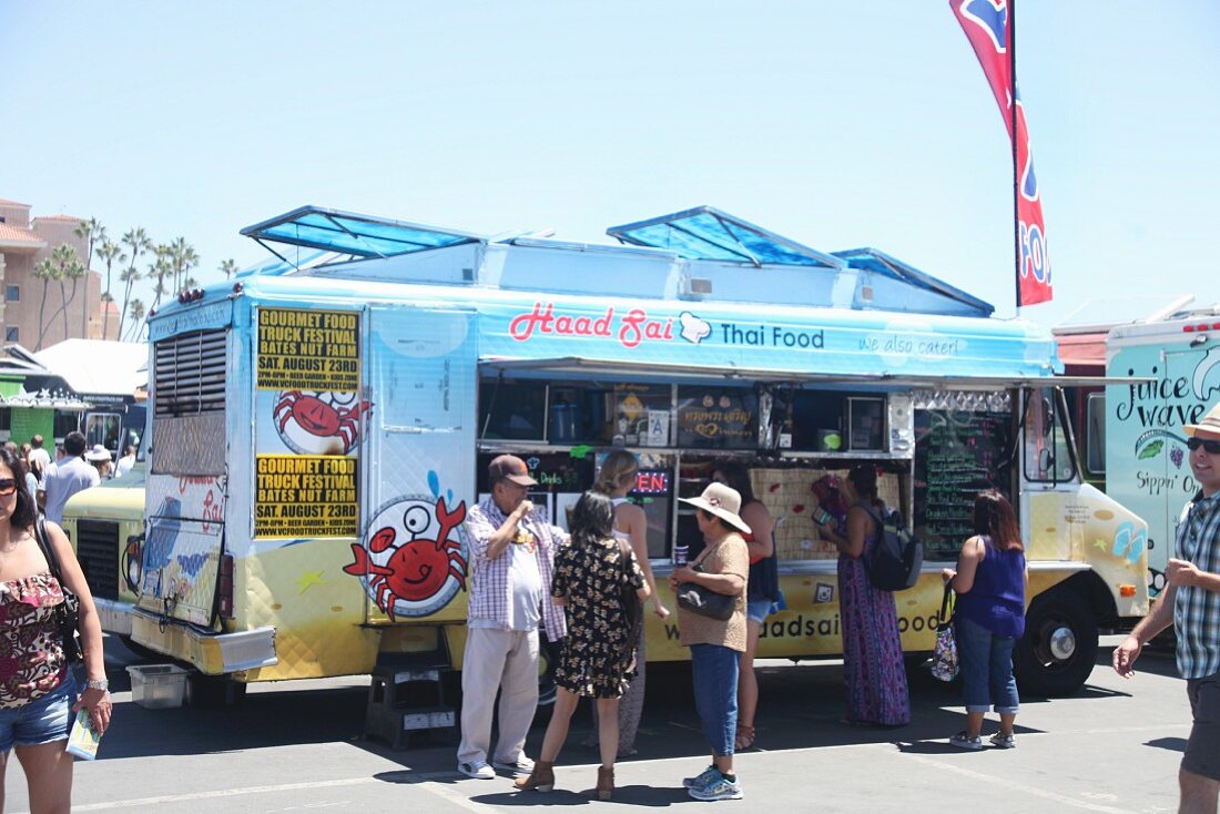 Kunden vor einem Thai Food Truck beim Food Truck Festival in Kalifornien, USA