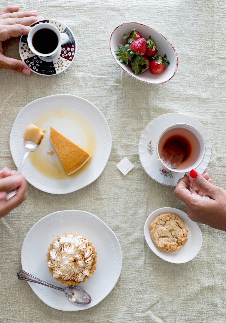 Verschiedene Desserts, Tee und Kaffee