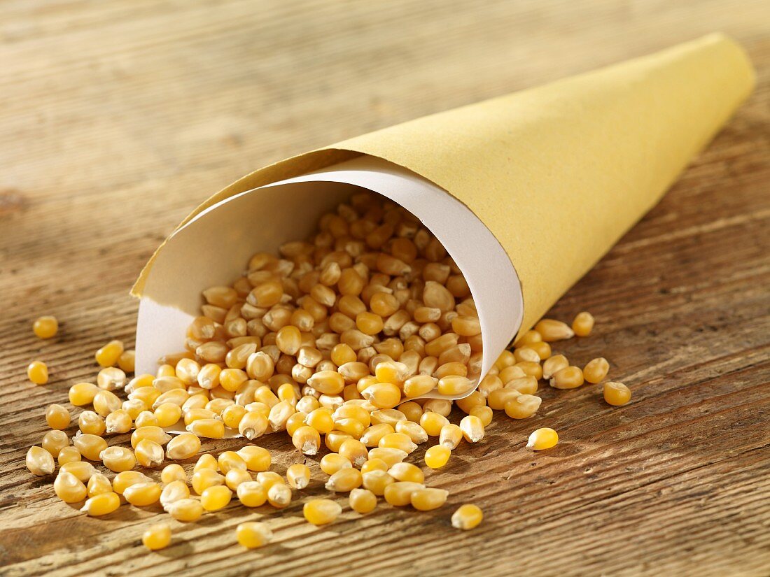 Popcorn-Mais in Papiertüte