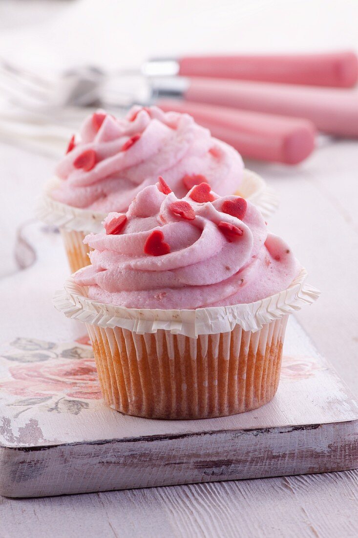 Cupcakes mit Erdbeermousse und Zuckerherzen