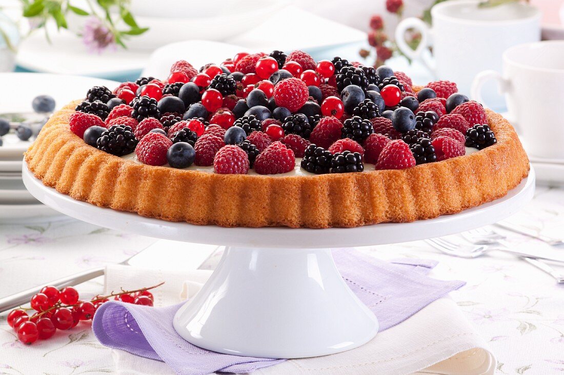 Tart with vanilla cream and fresh berries