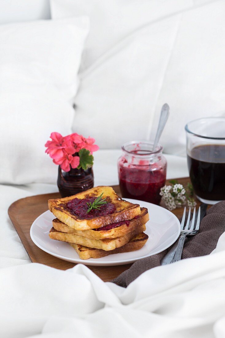 Frühstück im Bett: French Toast mit Himbeermarmelade und Kaffee