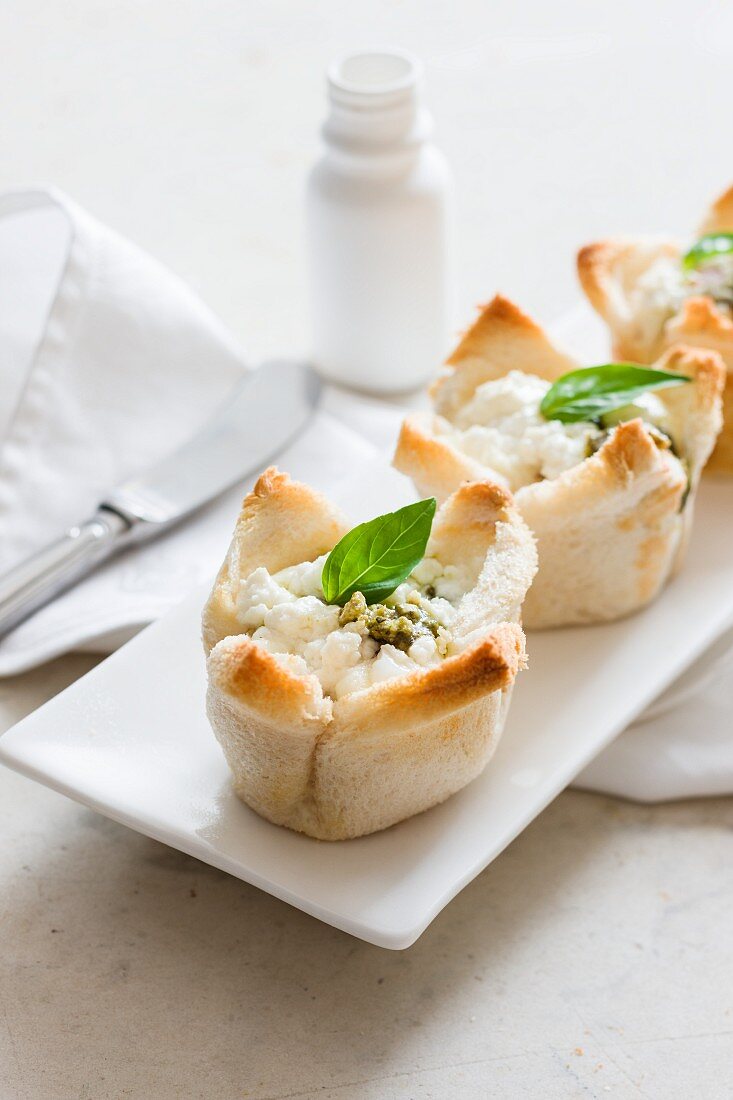 Baked eggs with spinach and feta cheese wrapped in toast