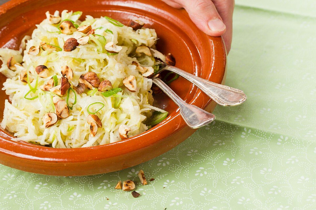 Veganer Sauerkraut-Rohkostsalat mit Äpfeln und Haselnüssen